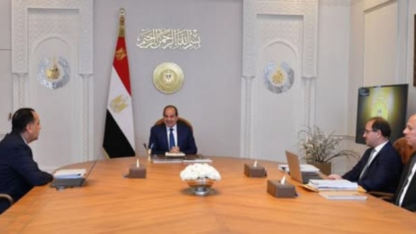 الرئيس مع وزير المالية 