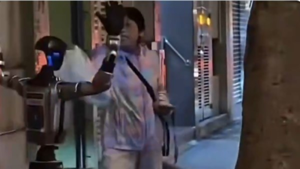 روبوت يروع امرأة صينية