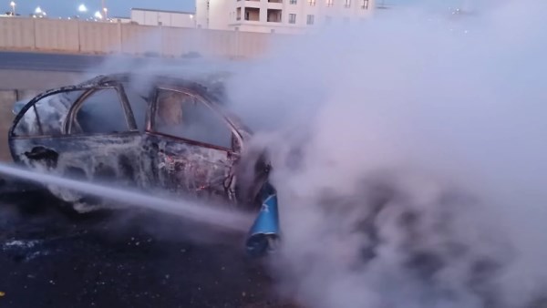 تصادم سيارتين بالطريق الصحراوي