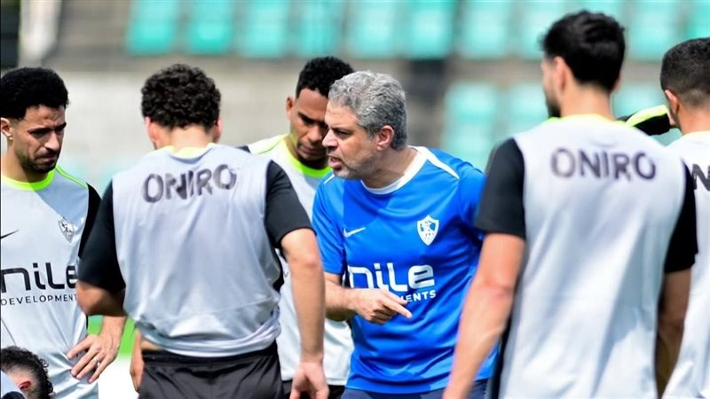 معتمد جمال مع لاعبي الزمالك