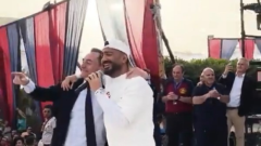 تامر حسني يثير تفاعلا واسعا بعد دويتو مفاجئ مع السفير الفرنسي على المسرح