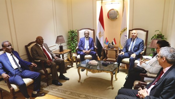كامل الوزير مع وفد إريتريا