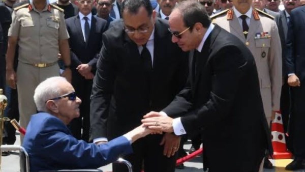 الرئيس السيسى يصافح اللواء كمال مدبولي