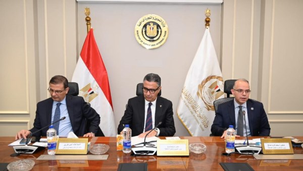 اجتماع وزراء الاستثمار و التموين و الزراعة لتحقيق استقرار السوق المصري