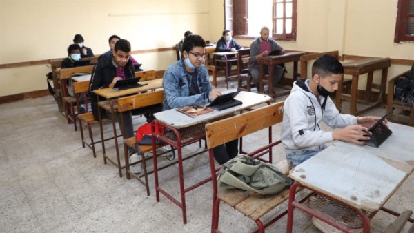 طلاب الصف الأول الثانوي