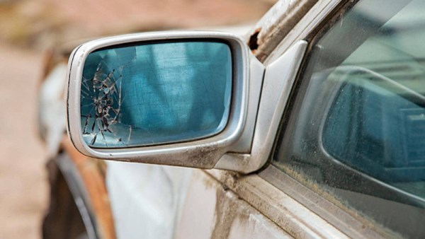 قائد ملاكي يتلف مرآة خاصة بسيارة سيدة عمدا 