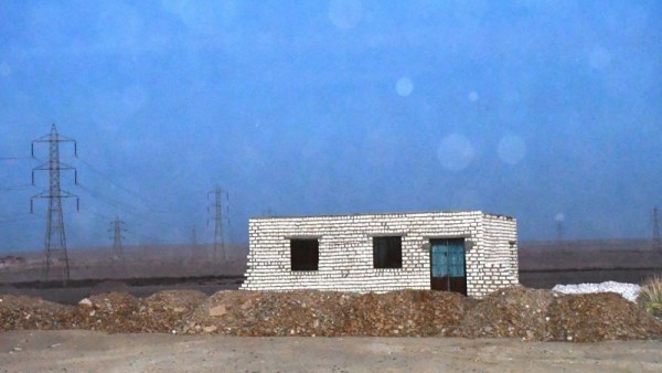 محافظ أسوان يقود حملة لإزالة حالة تعدى على ٨ فدان