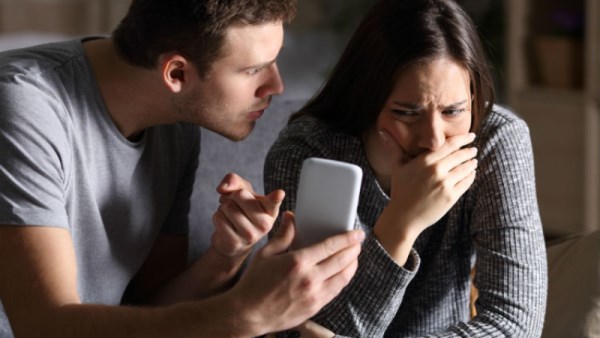 الخيانة الزوجية عبر مواقع التواصل الاجتماعي