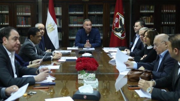 الخطيب يجتمع مع شركة الخدمات بالأهلى