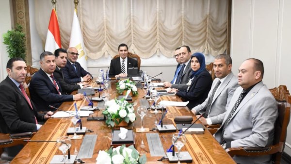 وزير الشباب والرياضة يستقبل رئيس نادي الزهور