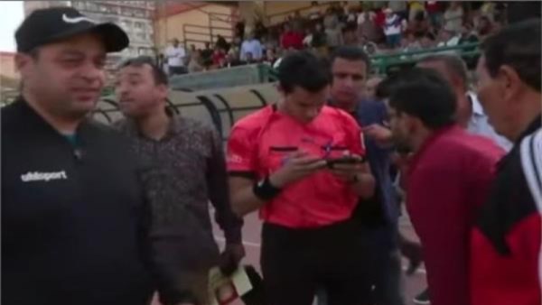 الحكم يستعين بالموبايل لمراجعة صحة ضربة الجزاء