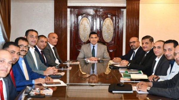 وزير الشباب والرياضة يجتمع مع اتحاد التجديف