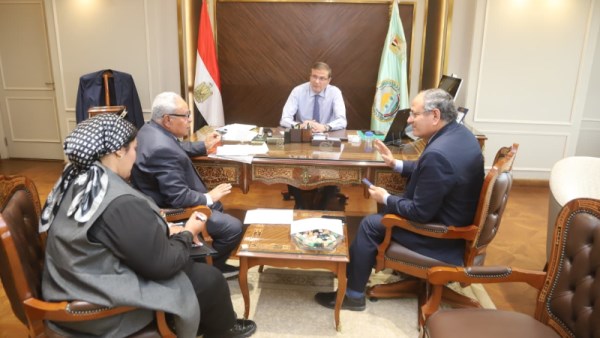 وزير الزراعة مع وفد قسم الوراثة