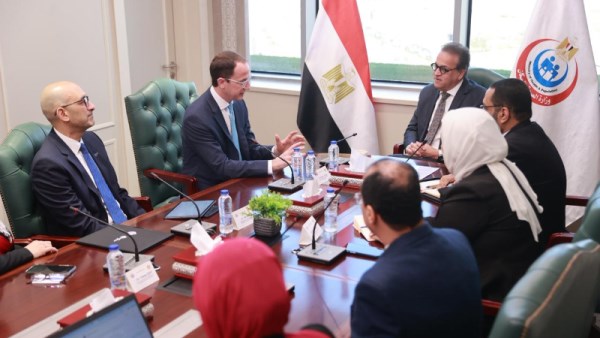 وزير الصحة مع ممثلي شركة فايزر مصر