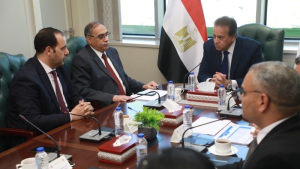 وزير الصحة يجتمع مع شركة وادي النيل 
