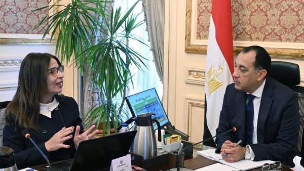 رئيس الوزراء مع وزيرة الثقافة