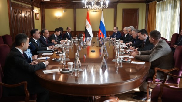 وزير الخارجية يلتقي نائب رئيس الوزراء الروسي