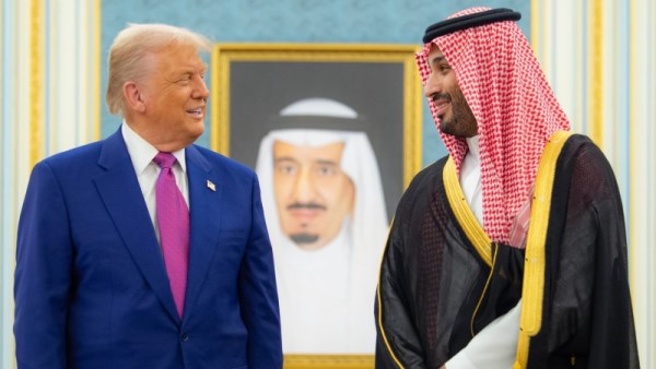  السعودية تطالب ترامب بعدم حصار مضيق هرمز