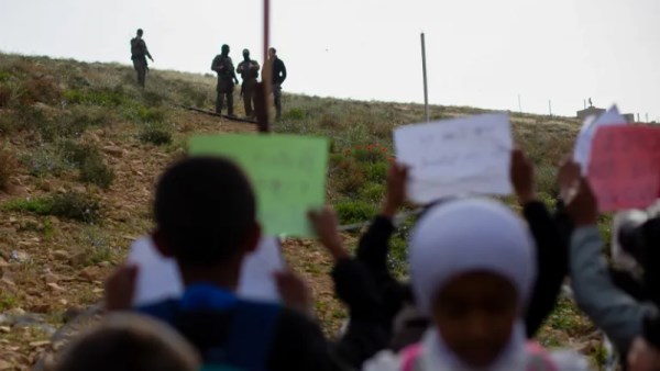 أطفال "مدرسة الحرية" الفلسطينية تتحدى أسلاك الاحتلال الإسرائيلي