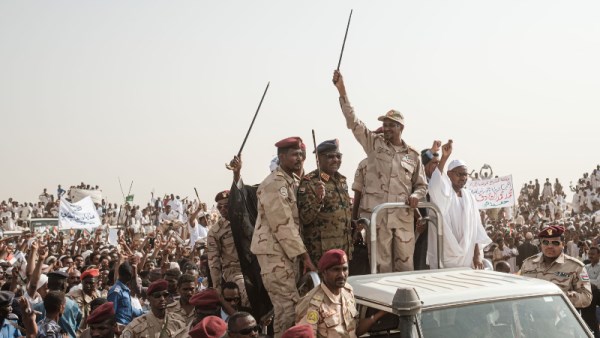 الدعم السريع يشتري 20 عقارًا بالإمارات 