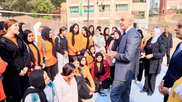 وزير التعيم مع الطالبات