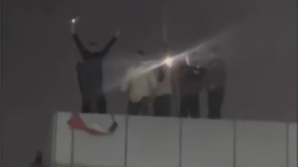انزال العلم الكويتي من القنصلية الكويتية بالعراق 