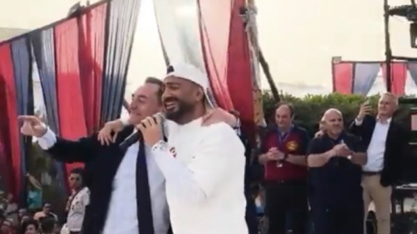 الفنان تامر حسني والسفير الفرنسي بالقاهرة 