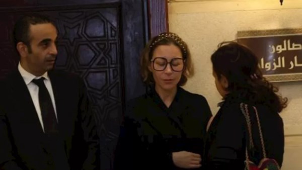 منة شلبي من عزاء والدعها 