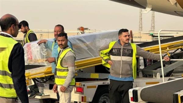 وزير البترول يستقبل جثمان الشهيد حسام صادق بمطار القاهرة