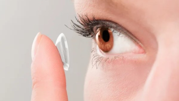 عدسات لاصقة ذكية تراقب ضغط العين وتعالج المرض تلقائيًا