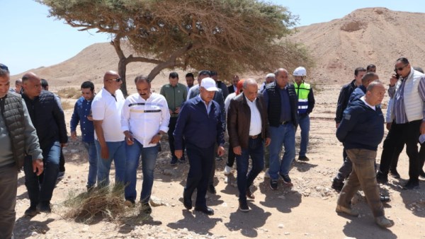 وزيرا النقل والكهرباء يتفقدان جبل الجلالة لبدء تنفيذ مشروعات توليد الكهرباء 