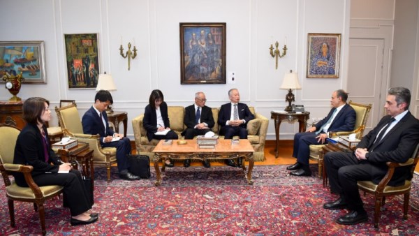 وزير الخارجية يبحث مع المبعوث الياباني جهود إعادة إعمار غزة والتعافي المبكر