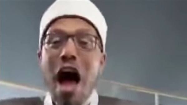 الأوقاف تحسم الجدل حول “شيخ المدرجات” .