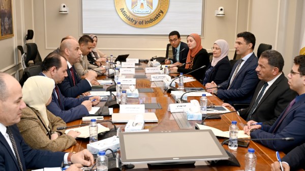 اجتماع وزير الصناعة مع وزير العمل