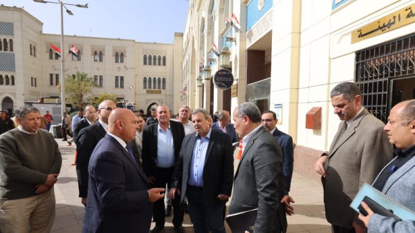 وزير النقل اثناء الجولة التفقدية