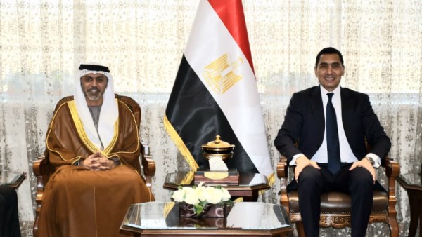 وزير الشباب والرياضة مع سفير الإمارات