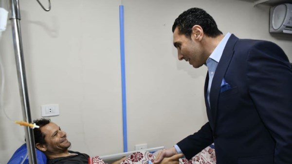 وزير الشباب والرياضة مع عامل النظافة