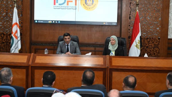 لقار وزير الصناة بموظفي التنمبة الصناعبة