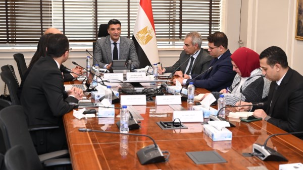       اجتماع وزير الصناعة مع وفد لوريال مصر 