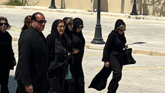 لحظة وصول فيفي عبده وبوسي شلبي لجنازة الراحل هاني شاكر