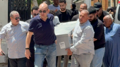 وصول جثمان والده أحمد حلمي إلى مسجد ناصر إستعداداً لصلاة الجنازة