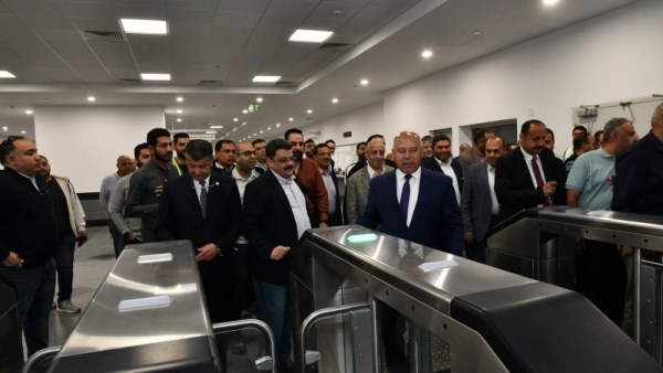 وزير النقل يستقل مونوريل شرق النيل