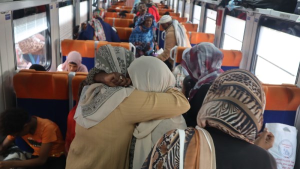 رحلات العودة الطوعية للأشقاء السودانيين