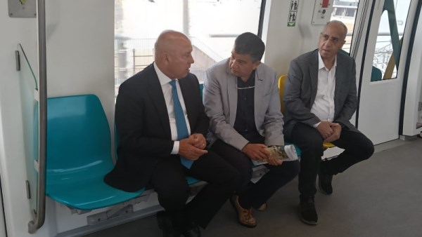 وزير النقل يستقل المونوريل للتوجه إلى مقر عمله بالعاصمة الإدارية