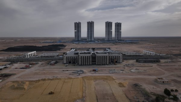  تنفيذ الخط الأول للقطار الكهربائي السريع