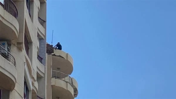 جهود مكثفة للحماية المدنية لإنقاذ شاب من الطابق الـ 13 بالإسكندرية