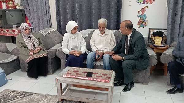وكيل وزارة التعليم ببني سويف مع الطالبة