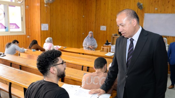 رئيس جامعة المنصورة يتفقد لجان الامتحانات