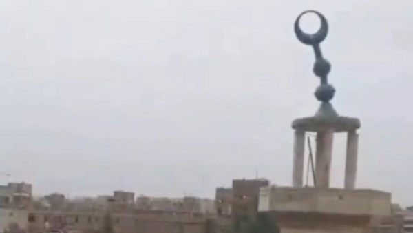 هلال نحاسي مائل بمأذنة مسجد
