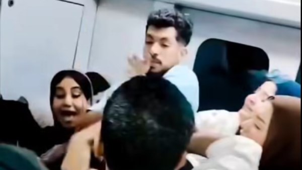 فيديو مشاجرة شاب مع عدد من السيدات بداخل المترو 